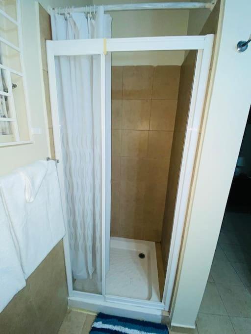 Club Caribbean Apartments Рънауей Бей Екстериор снимка