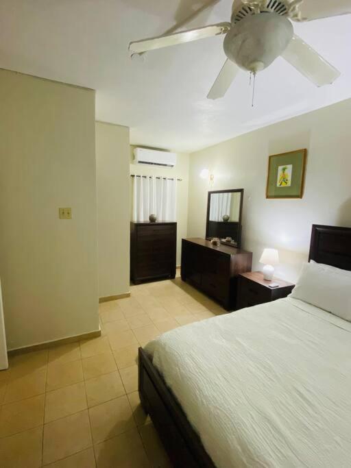 Club Caribbean Apartments Рънауей Бей Екстериор снимка